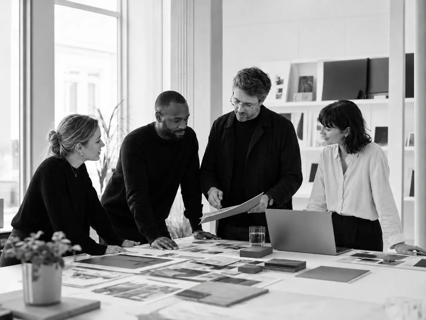 Kreativteam bei der gemeinsamen Entwicklung eines Projekts
