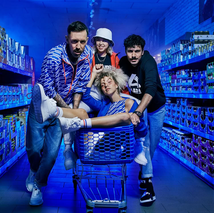Modekampagne in einem blau beleuchteten Supermarkt